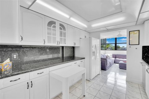 Купить кондоминиум в Халландейл-Бич, Флорида 1 комната, 117.99м2, № 2055255 - фото 7