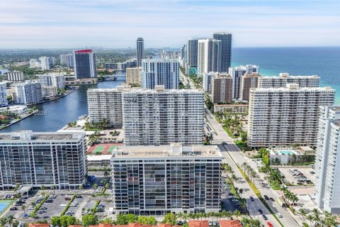 Купить кондоминиум в Халландейл-Бич, Флорида 1 комната, 117.99м2, № 2055255 - фото 25