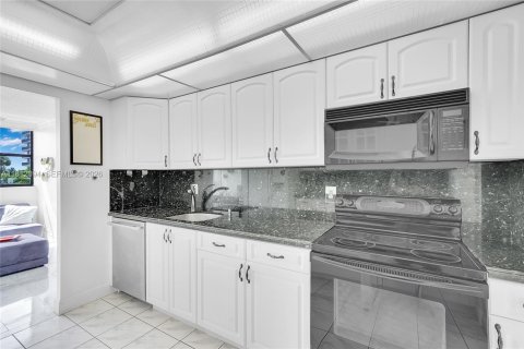 Купить кондоминиум в Халландейл-Бич, Флорида 1 комната, 117.99м2, № 2055255 - фото 8