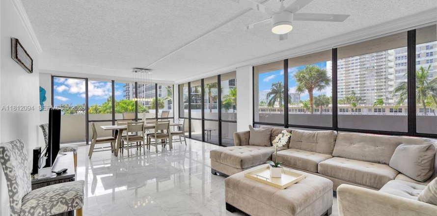 Кондоминиум с 1 комнатой в Халландейл-Бич, Флорида № 2055255