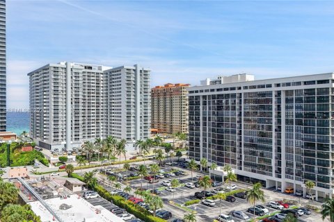 Купить кондоминиум в Халландейл-Бич, Флорида 1 комната, 117.99м2, № 2055255 - фото 15