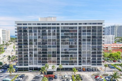 Купить кондоминиум в Халландейл-Бич, Флорида 1 комната, 117.99м2, № 2055255 - фото 16