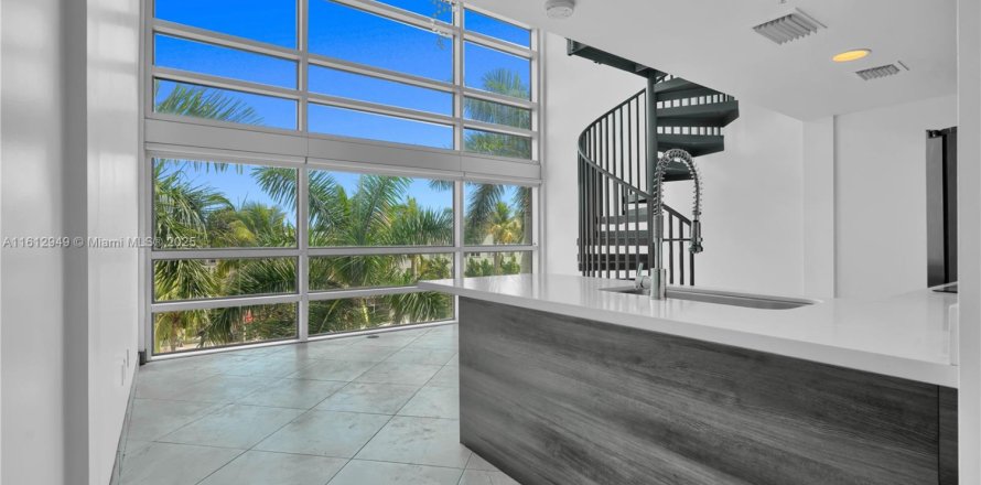 Condominio en Miami Beach, Florida, 2 dormitorios  № 1736195