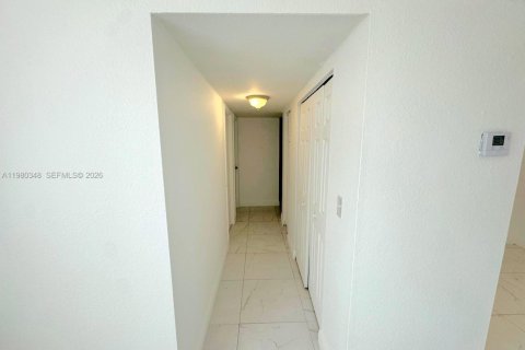Снять в аренду кондоминиум в Хайалиа, Флорида 2 спальни, 71.07м2, № 2079641 - фото 3