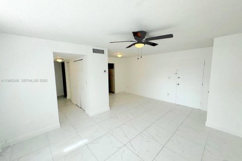 Снять в аренду кондоминиум в Хайалиа, Флорида 2 спальни, 71.07м2, № 2079641 - фото 2