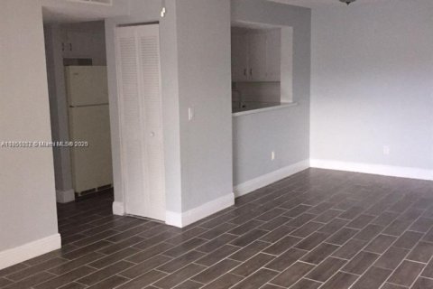 Condo in Pompano Beach, Florida, 1 bedroom  № 1874212 - photo 2