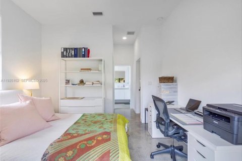 Propiedad comercial en venta en Miami, Florida № 1984689 - foto 25