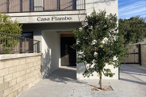 Propiedad comercial en venta en Miami, Florida № 1984689 - foto 9