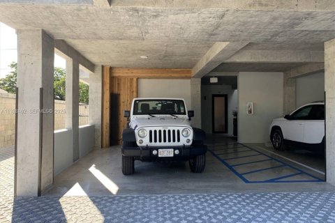 Propiedad comercial en venta en Miami, Florida № 1984689 - foto 12