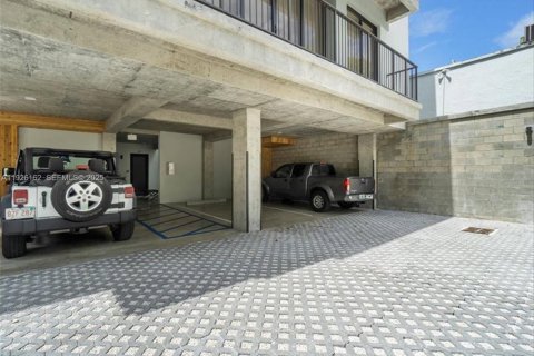 Propiedad comercial en venta en Miami, Florida № 1984689 - foto 13