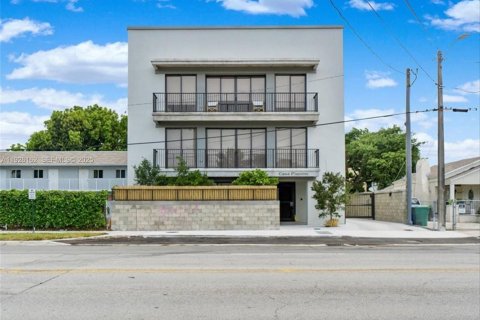 Propiedad comercial en venta en Miami, Florida № 1984689 - foto 2