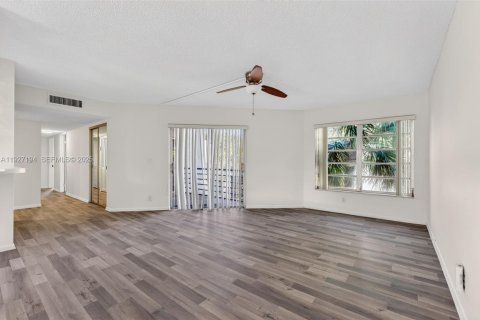 Condo in Coral Springs, Florida, 3 bedrooms  № 1987716 - photo 9