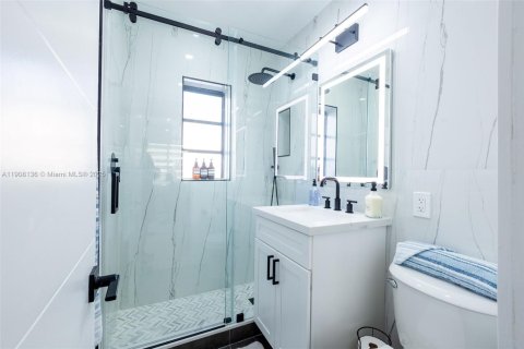 Condo in Hollywood, Florida, 1 bedroom  № 1967779 - photo 12