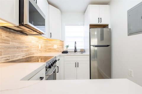 Condo in Hollywood, Florida, 1 bedroom  № 1967779 - photo 8