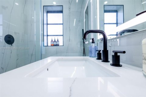 Condo in Hollywood, Florida, 1 bedroom  № 1967779 - photo 14