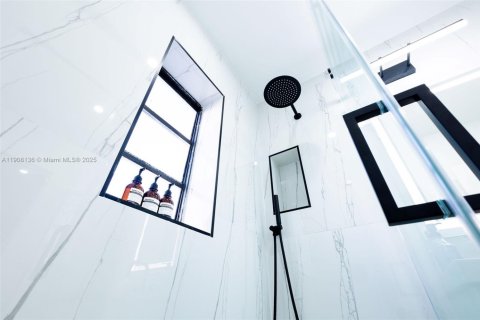 Condo in Hollywood, Florida, 1 bedroom  № 1967779 - photo 17