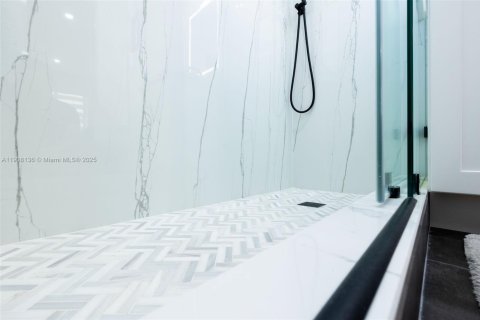 Condo in Hollywood, Florida, 1 bedroom  № 1967779 - photo 15