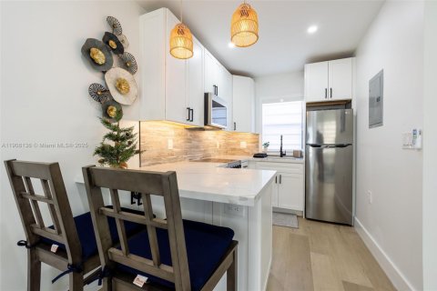 Condo in Hollywood, Florida, 1 bedroom  № 1967779 - photo 3