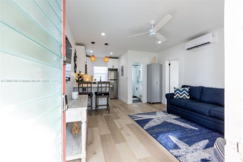 Condo in Hollywood, Florida, 1 bedroom  № 1967779 - photo 1