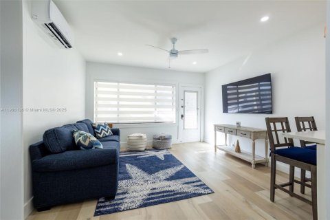 Condo in Hollywood, Florida, 1 bedroom  № 1967779 - photo 27