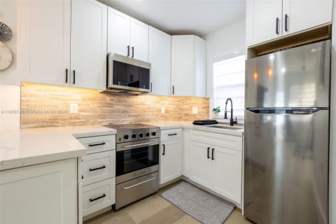 Condo in Hollywood, Florida, 1 bedroom  № 1967779 - photo 5