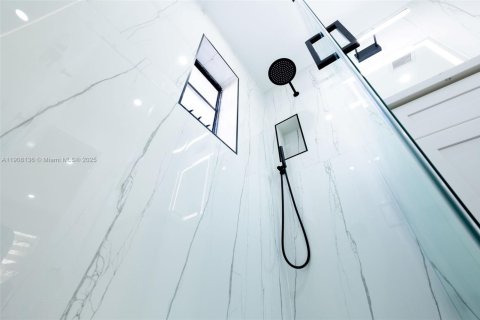 Condo in Hollywood, Florida, 1 bedroom  № 1967779 - photo 16