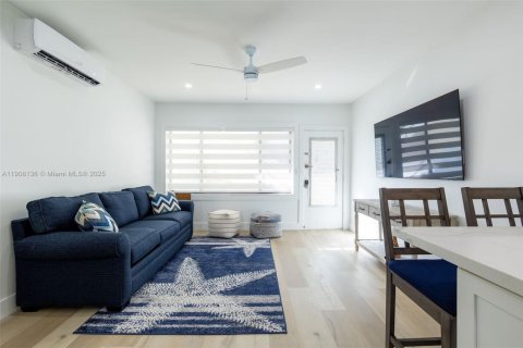 Condo in Hollywood, Florida, 1 bedroom  № 1967779 - photo 25