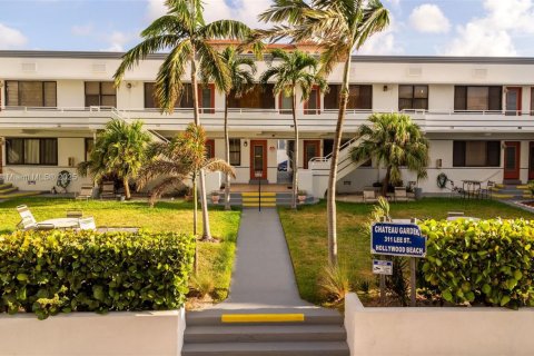 Condo in Hollywood, Florida, 1 bedroom  № 1967779 - photo 29