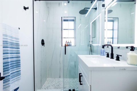 Condo in Hollywood, Florida, 1 bedroom  № 1967779 - photo 19