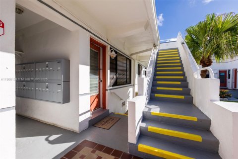 Condo in Hollywood, Florida, 1 bedroom  № 1967779 - photo 30