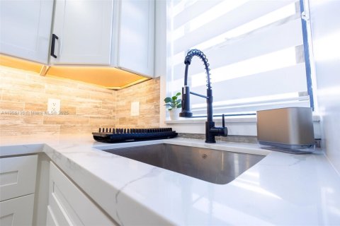 Condo in Hollywood, Florida, 1 bedroom  № 1967779 - photo 10