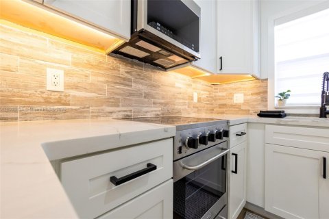 Condo in Hollywood, Florida, 1 bedroom  № 1967779 - photo 6