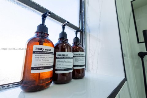 Condo in Hollywood, Florida, 1 bedroom  № 1967779 - photo 20