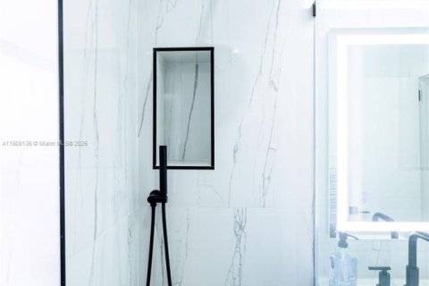 Condo in Hollywood, Florida, 1 bedroom  № 1967779 - photo 18