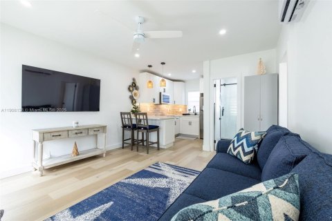 Condo in Hollywood, Florida, 1 bedroom  № 1967779 - photo 2