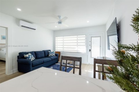Condo in Hollywood, Florida, 1 bedroom  № 1967779 - photo 26