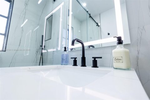 Condo in Hollywood, Florida, 1 bedroom  № 1967779 - photo 13