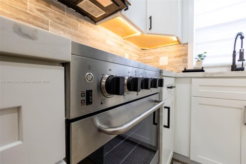 Condo in Hollywood, Florida, 1 bedroom  № 1967779 - photo 7