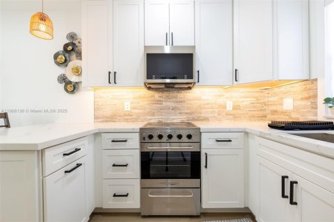 Condo in Hollywood, Florida, 1 bedroom  № 1967779 - photo 9