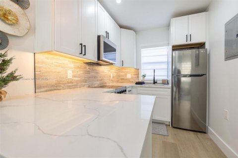 Condo in Hollywood, Florida, 1 bedroom  № 1967779 - photo 4