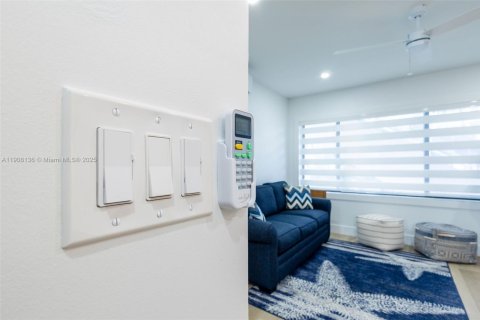 Condo in Hollywood, Florida, 1 bedroom  № 1967779 - photo 11