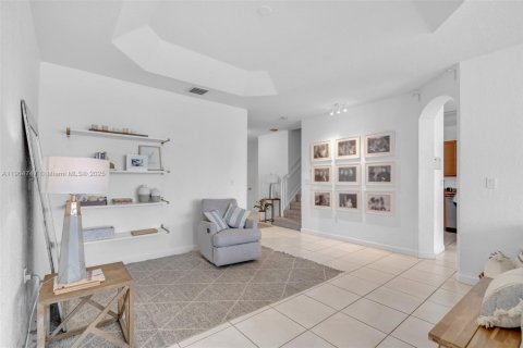 House in Doral, Florida 4 bedrooms, 214.79 sq.m. № 1955930 - photo 10