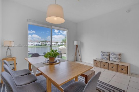 Casa en venta en Doral, Florida, 4 dormitorios, 214.79 m2 № 1955930 - foto 12