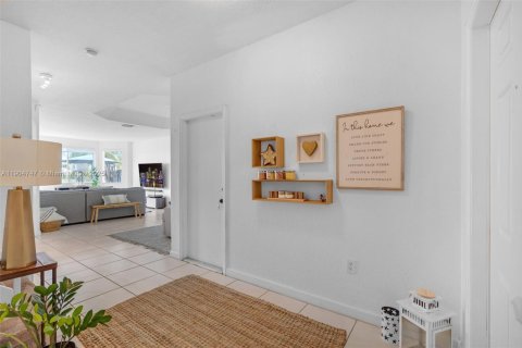 House in Doral, Florida 4 bedrooms, 214.79 sq.m. № 1955930 - photo 4