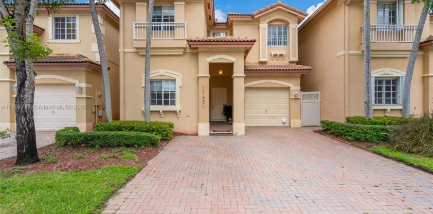 Casa en Doral, Florida 4 dormitorios, 214.79 m2 № 1955930