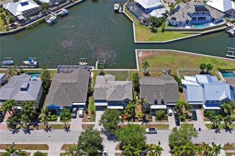 House in Apollo Beach, Florida 4 bedrooms, 342.72 sq.m. № 2200373 - photo 2