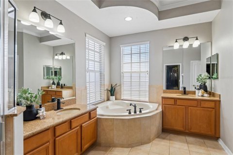 House in Apollo Beach, Florida 4 bedrooms, 342.72 sq.m. № 2200373 - photo 28