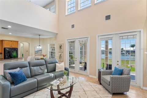 House in Apollo Beach, Florida 4 bedrooms, 342.72 sq.m. № 2200373 - photo 13