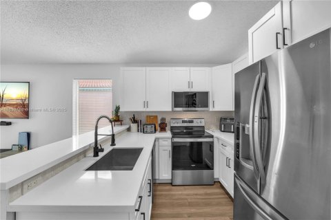 Villa ou maison à vendre à Miami, Floride: 3 chambres, 139.73 m2 № 1963317 - photo 10