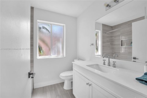Villa ou maison à vendre à Miami, Floride: 3 chambres, 139.73 m2 № 1963317 - photo 19